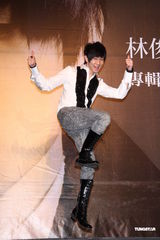 组图：林俊杰新专辑《她说》销量破50万 开心庆功