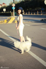 组图：张檬时尚街拍甜美 玩心大发爱犬入镜