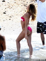 组图：超模坎蒂丝比基尼拍大片骚首弄姿晒翘臀