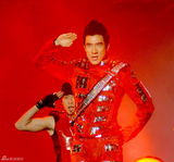 组图：王力宏上海个唱落幕 为雅安祈福捐款百万