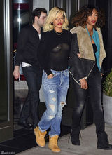 高清组图：蕾哈娜透视装出街 爆乳凸点不惧走光