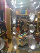 组图：海清上海会友逛街 潮店淘宝休闲随意