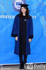 组图：张根硕丁一宇大学毕业获颁功劳奖