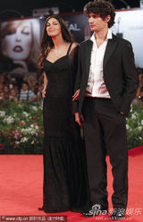 组图：《炎夏》发布会 贝鲁奇裹身黑裙秀玲珑曲线
