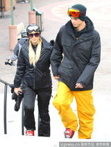 组图：希尔顿携小男友现身雪场 滑雪不忘拗造型