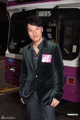 组图：陈嘉桓着短裤宣传产品 引男粉丝要求合照