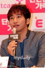 组图：刘世允李仁慧等出席新剧《硬朗家族》发布会