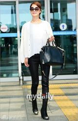 组图：韩星韩智慧裴斗娜飞往法国参加时装秀