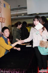 组图：韦礼安赞女友身材好 获粉丝送礼物惹尴尬