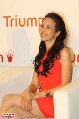 组图：莫文蔚度假归来春风满面 红裙彰显性感妩媚