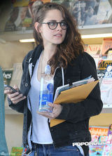 组图：暮光女戴哈利波特眼镜外出 紧盯手机锁眉