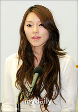 组图：曹承佑携车池妍出席韩国音乐剧颁奖礼发布会