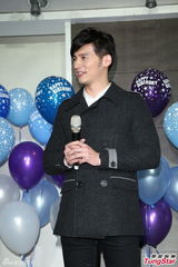 组图：温升豪35岁生日圆歌手梦 唱新歌回馈歌迷