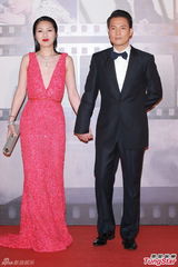 组图：杨千嬅牵手丁子高 超深V晚装胸前露胶纸