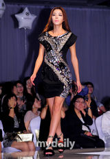 组图：朴秀珍等亮相服装秀 金圭丽走秀气质十足