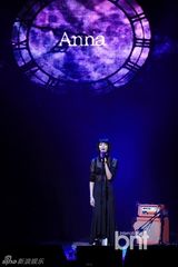 组图：紫雨林回归首唱 女主唱透视装性感