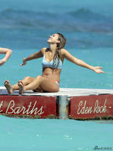 组图：阿尔芭比基尼身材火辣 与老公开心玩跳水