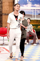 高清图：《艋舺》剧组上康熙 赵又廷阮经天玩亲嘴