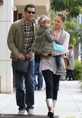 组图：杰西卡-阿尔芭素颜现身 全家外出其乐融融