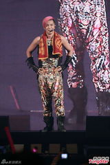 组图：罗志祥香港开唱 谭咏麟相挺当和事佬