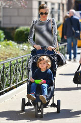 组图：米兰达出街春光满面 小弗林坐推车萌cry