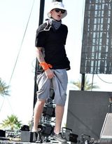 组图：比伯献唱造型女性化 结束后与赛琳娜会和