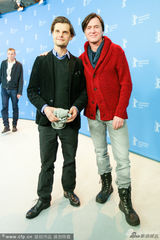 组图：《金子》记者会乌维-波姆红衣惹眼