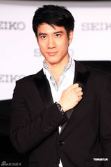 组图：王力宏出席代言活动自曝勤练肌肉健身