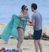 组图：海瑟薇比基尼性感 与老公十指紧扣热吻