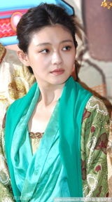 幻灯图：巩新亮古装爆乳亮相 抢女主角大S风头