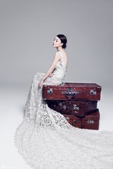 组图：辣妈李小璐婚纱杂志大片优雅动人