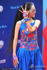 组图：华鼎奖红毯杨丽萍萨顶顶演绎最炫民族风