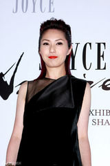 周迅豹纹短裙亮相秀香肩 李连杰教拍武打片(图)