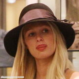 组图：帕丽斯-希尔顿素颜逛街 身材臃肿露游泳圈