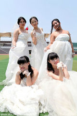 组图：个性反串毕业照致青春 婚纱民国装齐上阵