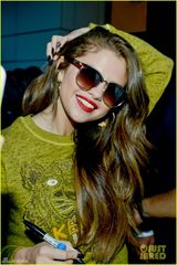 组图：赛琳娜街拍夏日风情 轻捋秀发红唇妩媚