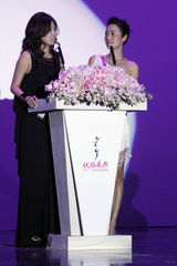 组图：马伊琍亮相优雅盛典 简洁白裙气质高贵