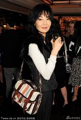 组图：张曼玉现身伦敦看秀 气质超然面露憔悴