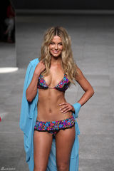 高清组图：前环姐冠军詹妮弗-霍金斯穿内衣走秀