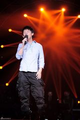 组图：叶倩文《歌声传奇》性感与老外贴身热舞