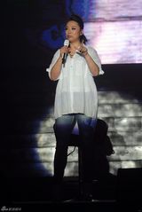 组图：黄绮珊深圳开唱重温往事 动情洒泪谢歌迷