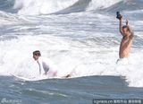 组图：小贝携子海边冲浪拍不停 克鲁兹呛水一脸不爽