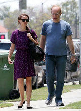 组图：娜塔莉-波特曼紫色连衣裙现身