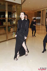 组图：杨千嬅开叉露背再走性感风 为爱子学省钱