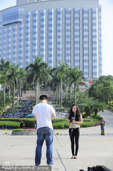 组图：媒体南沙聚焦“晶刚”婚礼 村民赶来兜售饮料