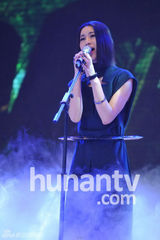 组图：尚雯婕任网游音乐总监秀美腿 现场唱新歌