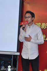 组图：岳秀清惊喜现身吴刚庆功宴 夫妻大秀恩爱