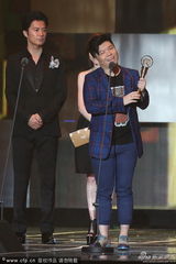 组图：常石磊获最佳编曲人奖 开心比剪刀手