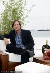 《灵魂冲浪》记者会 安娜索菲亚花短裙秀美腿(图)