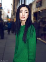 组图：秦岚春日最新写真 绿装明亮清新动人